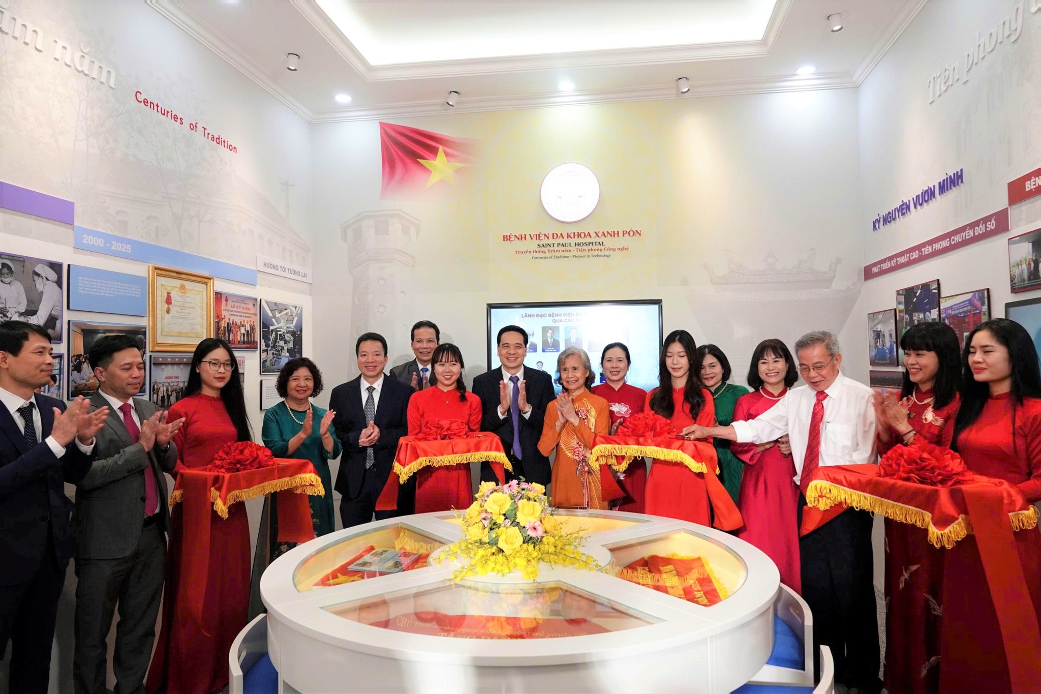 PHÒNG TRUYỀN THỐNG BỆNH VIỆN ĐA KHOA XANH PÔN: NƠI LỊCH SỬ HỘI TỤ, TIẾP LỬA CHO TƯƠNG LAI